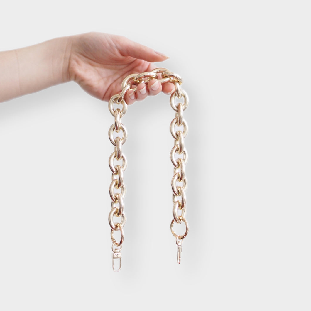 Our Chunky Oval Gold Chain Strap is the perfect accessory to customise your existing bags (eg Louis Vuitton Mini Pochette Accessoires, Pochette Metis, Speedy, Chanel Classic Flap) or convert your favourite SLG into a bag (eg Toiletry 26).